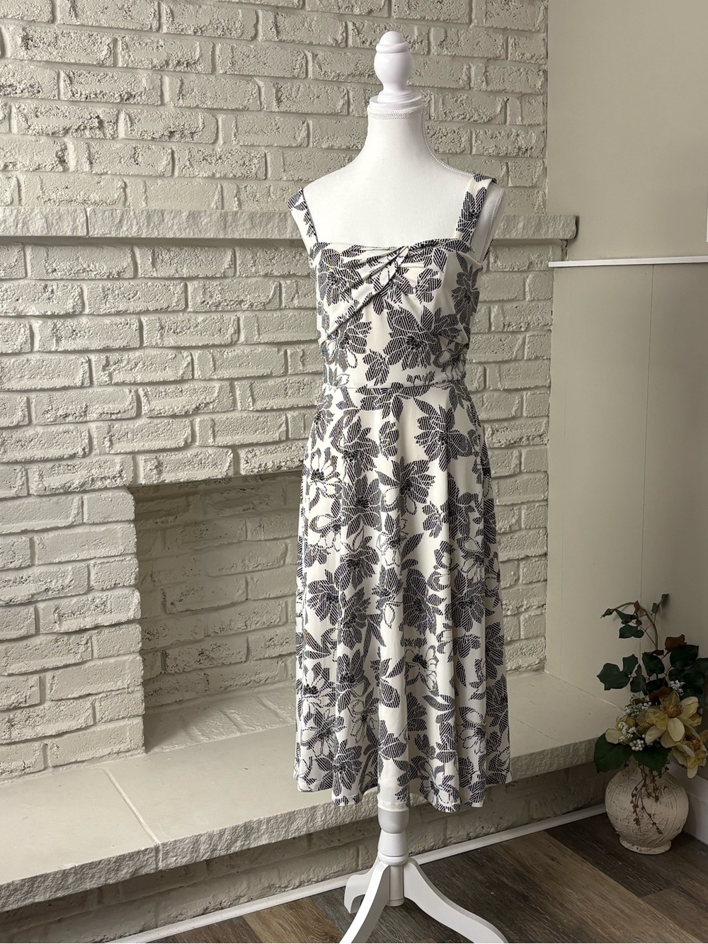 Maggy London Monochrome Floral Midi Dress - Size 4